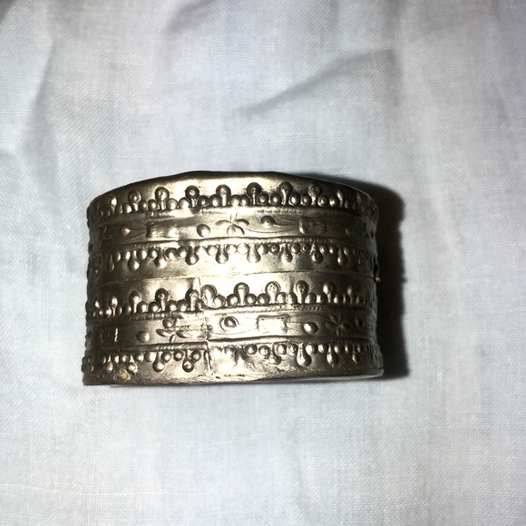 Simple silver box with blue design on top - Picture 2 of 5